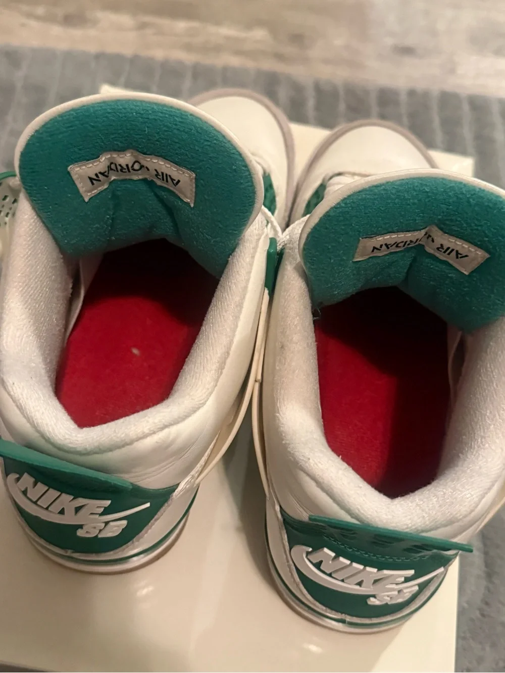 Air Jordan 4 Retro SB Pine Green Size 9